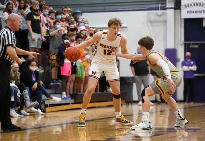 Waukee senior guard Tucker DeVries moves the ball upcourt in the second quarter against Ankeny during the Class 4A regional final on Tuesday, March 2, 2021.