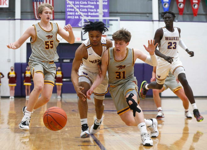 Waukee senior guard Malik Allen battles Ankeny sophomore Brayden Drea for a loose ball in the third quarter during the Class 4A regional final on Tuesday, March 2, 2021.